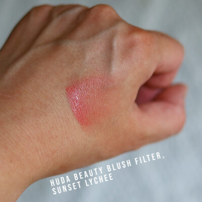 Kaunis nestemäinen poskipuna - Huda Beauty Blush Filter Sunset Lychee