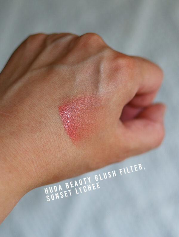 Kaunis nestemäinen poskipuna - Huda Beauty Blush Filter Sunset Lychee