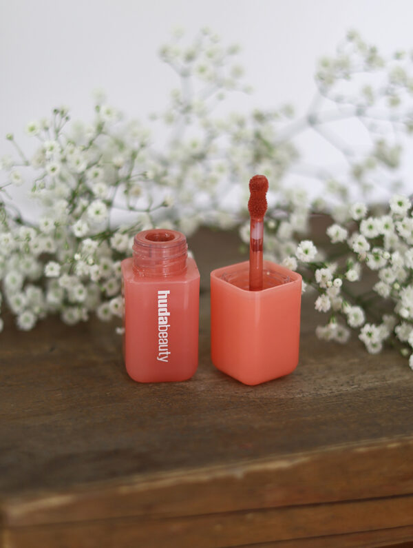 Kaunis nestemäinen poskipuna - Huda Beauty Blush Filter Sunset Lychee