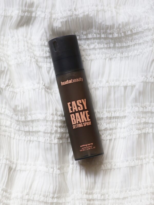 Paras meikinkiinnityssuihke - Huda Beauty Easy Bake Setting Spray